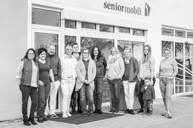 Teamfoto des ambulanten Pflegedienstes seniormobil GmbH vor der Geschäftsstelle in Bad Grönenbach fotografiert von Kees van Surksum Kaufbeuren